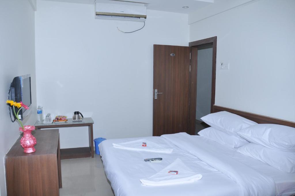 Sai Srushti Hotel Shirdi Ngoại thất bức ảnh